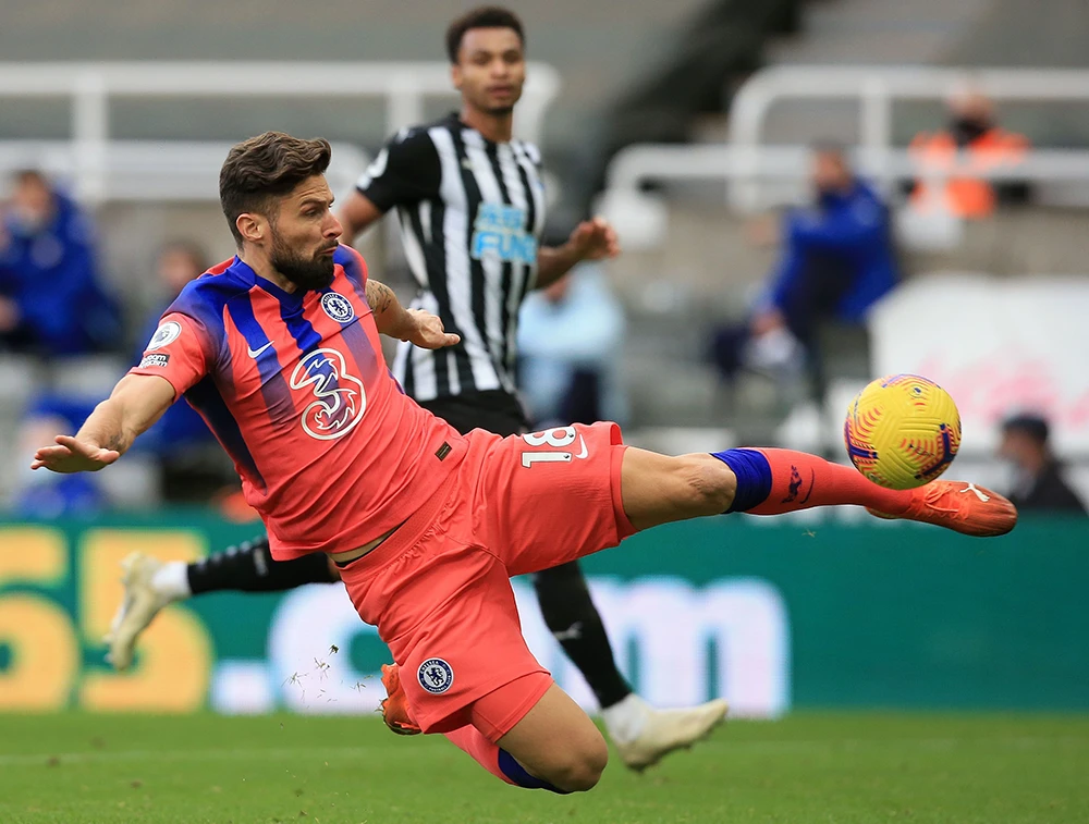Chelsea's French striker Olivier Giroud shoots but fails to score during Saturday’s English Premier League match against Newcastle United. (AFP)
