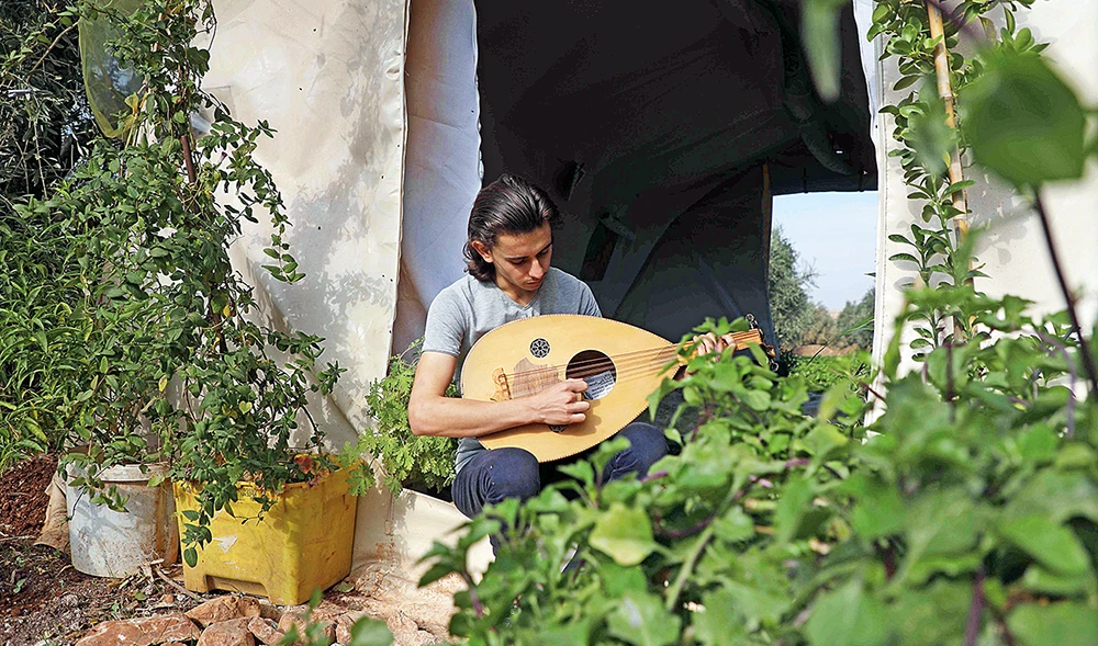 Tent and garden: Displaced Syria teen recreates lost family home