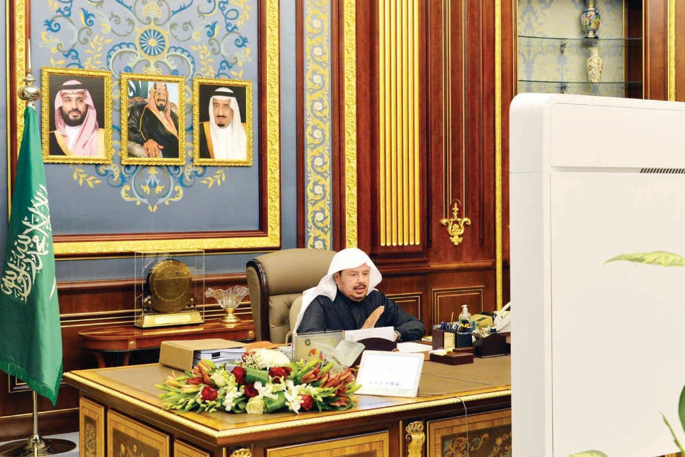 Dr. Abdullah Al-Asheikh, president of the Saudi Shour Council, at work in his Riyadh office. (SPA)