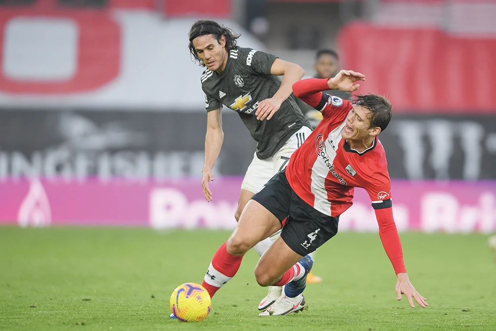 Super-sub Cavani inspires Manchester United fightback