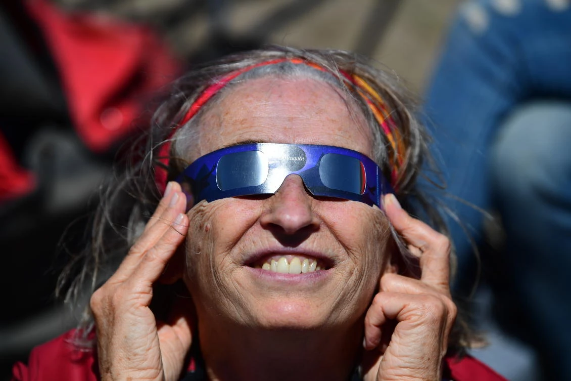 AFP PhotoDOCUMENT REFERENCE000_8X48TGSLUGARGENTINA - ASTRONOMY - ECLIPSECREATION DATE12/14/2020CITY/COUNTRYPIEDRA DEL AGUILA, ARGENTINACREDITRONALDO SCHEMIDT / AFPFILE SIZE/PIXELS/DPI59.13 Mb / 5568 x 3712 / 300 dpiARGENTINA-ASTRONOMY-ECLIPSEA woman watches the total solar eclipse in Piedra del Aguila, Neuquen province, Argentina on December 14, 2020.RONALDO SCHEMIDT / AFP