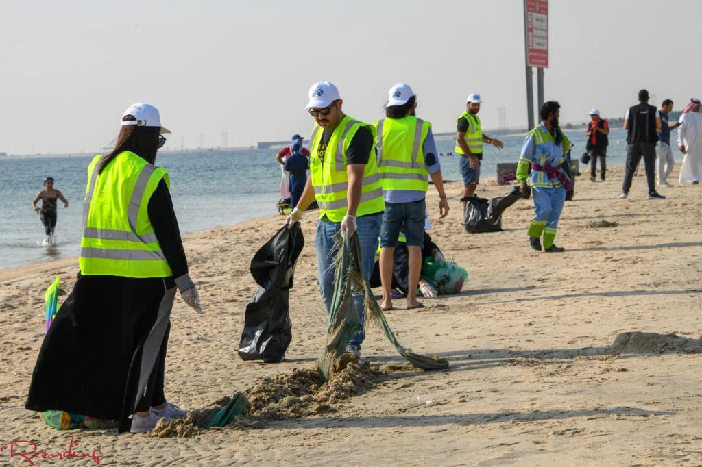 Saudi mayor honors British expat for 27 years of beach cleaning