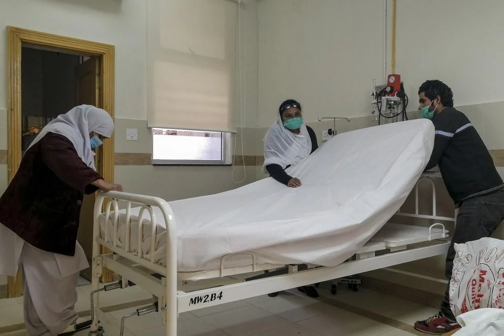 Seven COVID-19 patients died after one of the largest hospitals in Peshawar ran out of oxygen supplies. (File/AFP)