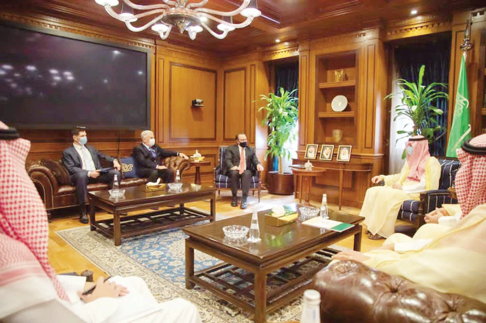 Saudi minister, US officials discuss bilateral ties
