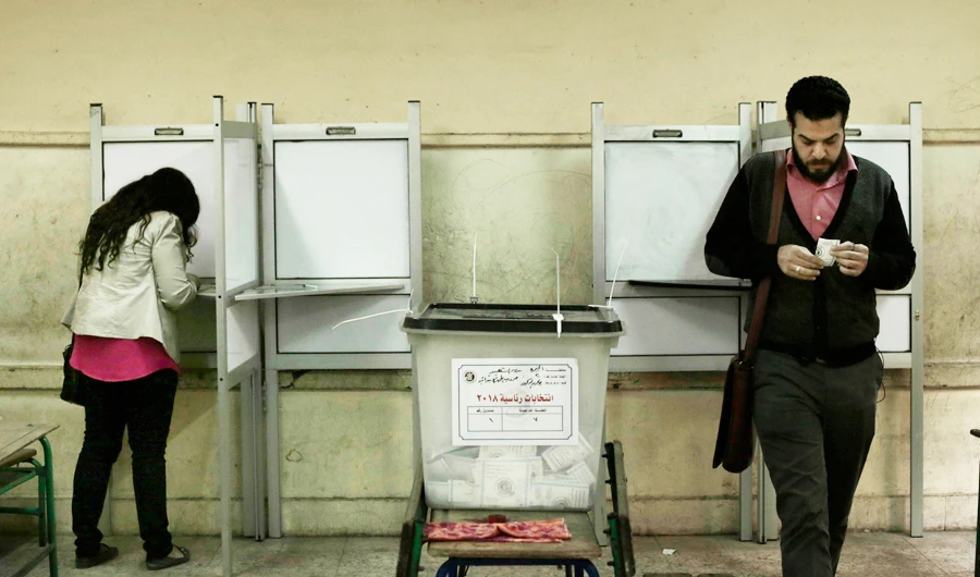 People vote inside polling station at a school in the Omraniyah district of Giza, Egypt Tuesday, March 27, 2018. (AP)