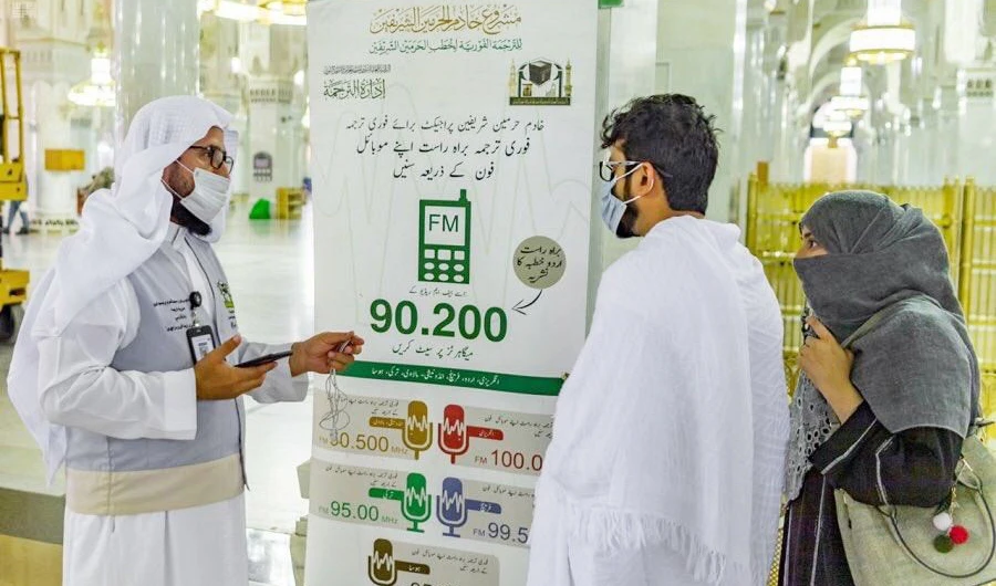 Each translator also constantly repeats “I am here to help you” in their mother tongue, with a total of 21 languages represented. (SPA)