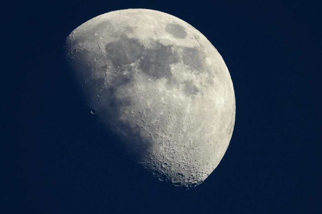 Chinese capsule with moon rocks begins return to Earth