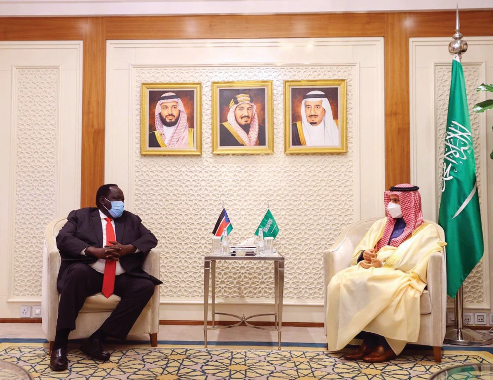 Saudi Foreign Minister Prince Faisal bin Farhan received Lt. Gen. Tut Qalwak, adviser to the South Sudan president, in Riyadh on Sunday. (SPA)