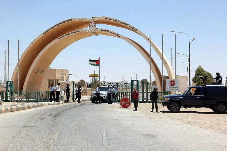 Security personnel are seen at the Karameh border crossing between Jordan and Iraq in this June 25, 2014 photo. (AFP file)