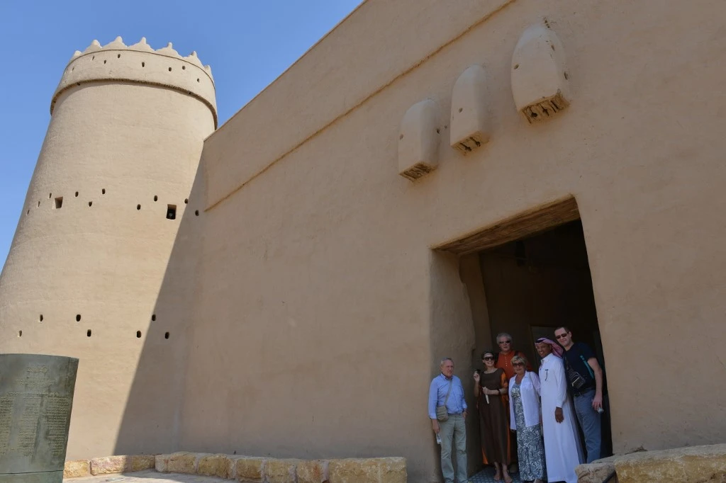 Above, Polish tourists pose fo a photograph as they vist the King Abdulaziz museum of Masmak in the old quarter of Riyadh on Oct. 17, 2019. (AFP)