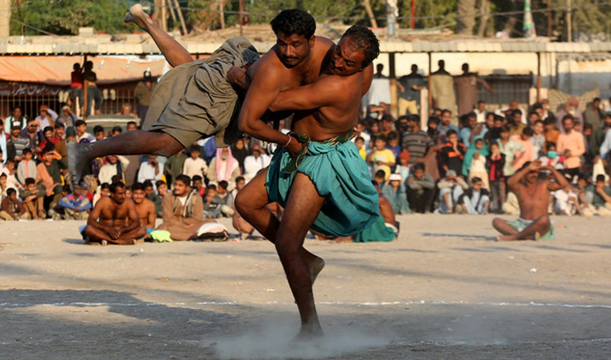 A Malakhra wrestling match is underway at the Mohammad Football stadium in Karachi on Tuesday. (AN Photo by S.A. Babar)