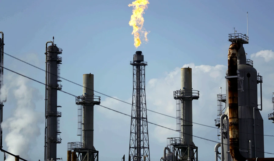 Oil dips, heads for weekly gain as vaccine rollouts begin