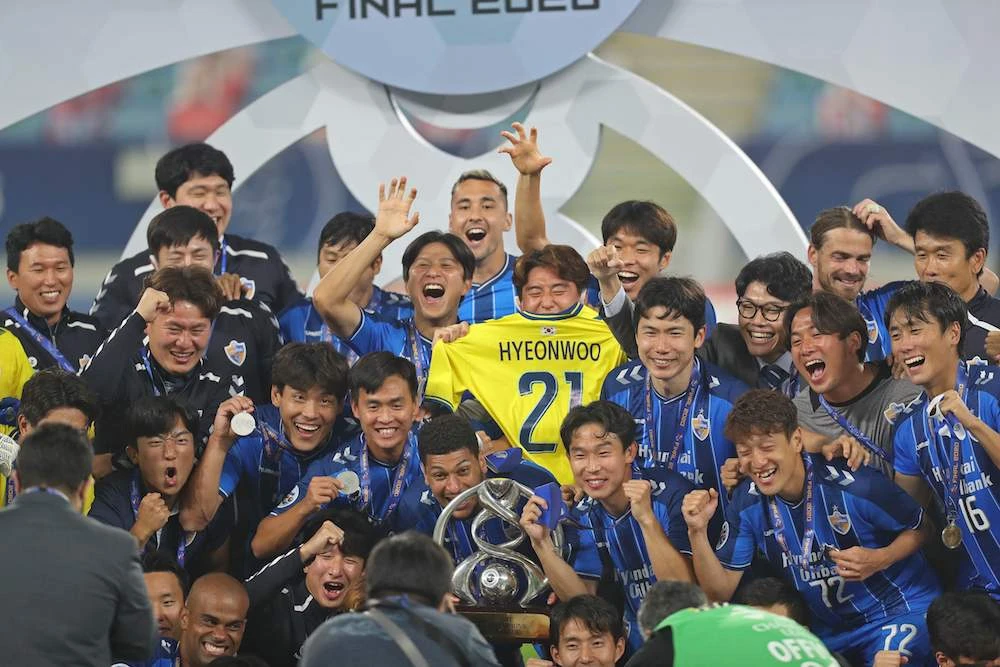 Ulsan's players celebrate winning the AFC Champions League finals football match between Iran's Persepolis and Korea's Ulsan Hyundai on December 19, 2020 at the Al-Janoub Stadium in the Qatari city of Al-Wakrah. (AFP)