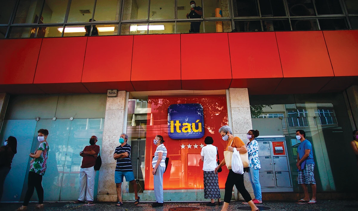 People queue outside a bank of the Tijuca neighborhood in Rio de Janeiro. (AFP/File)