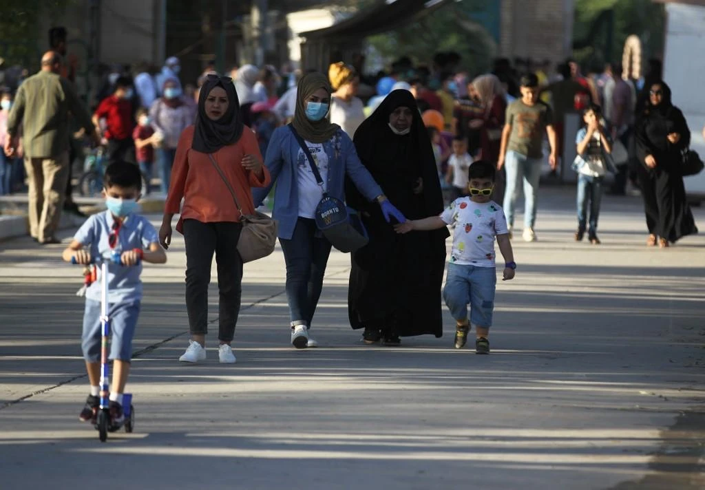 Iraqi families walk in Baghdad's Zawraa Park on Oct. 9, 2020, after the government lifted restrictions imposed by the coronavirus pandemic. (File/AFP)