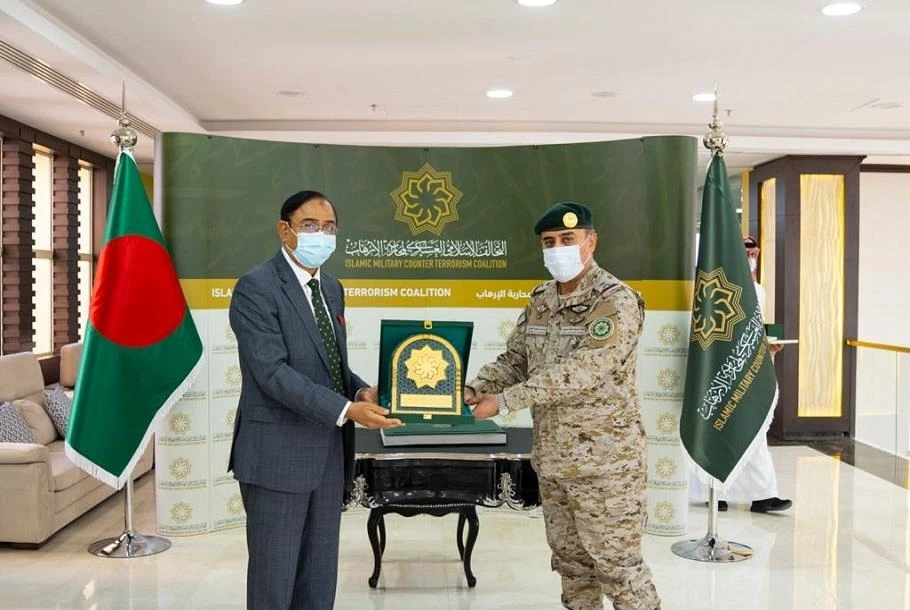 IMCTC chief Maj. Gen. Mohammed bin Saeed Al-Moghedi presents a memento to Dr. Mohammed Javed Patwary, Bangladesh ambassador to Saudi Arabia. (Supplied)