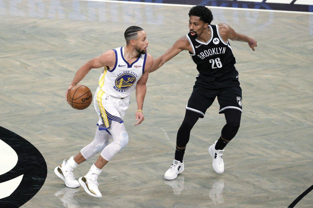 Stephen Curry of the Golden State Warriors dribbles against Spencer Dinwiddie of the Brooklyn Nets during their game at Barclays Center on December 22, 2020 in the Brooklyn borough of New York City. (Sarah Stier/Getty Images/AFP)