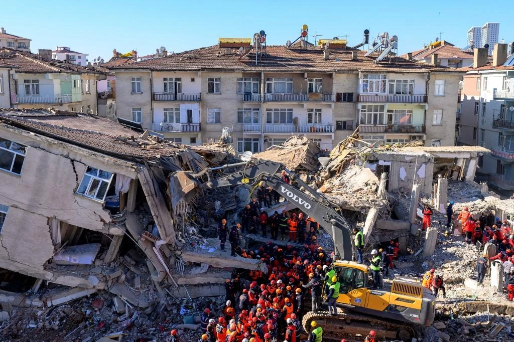 Rescue workers remove corpses from the rubble of a building after an earthquake in Elazig, eastern Turkey, on Jan. 26, 2020. (File/AFP)