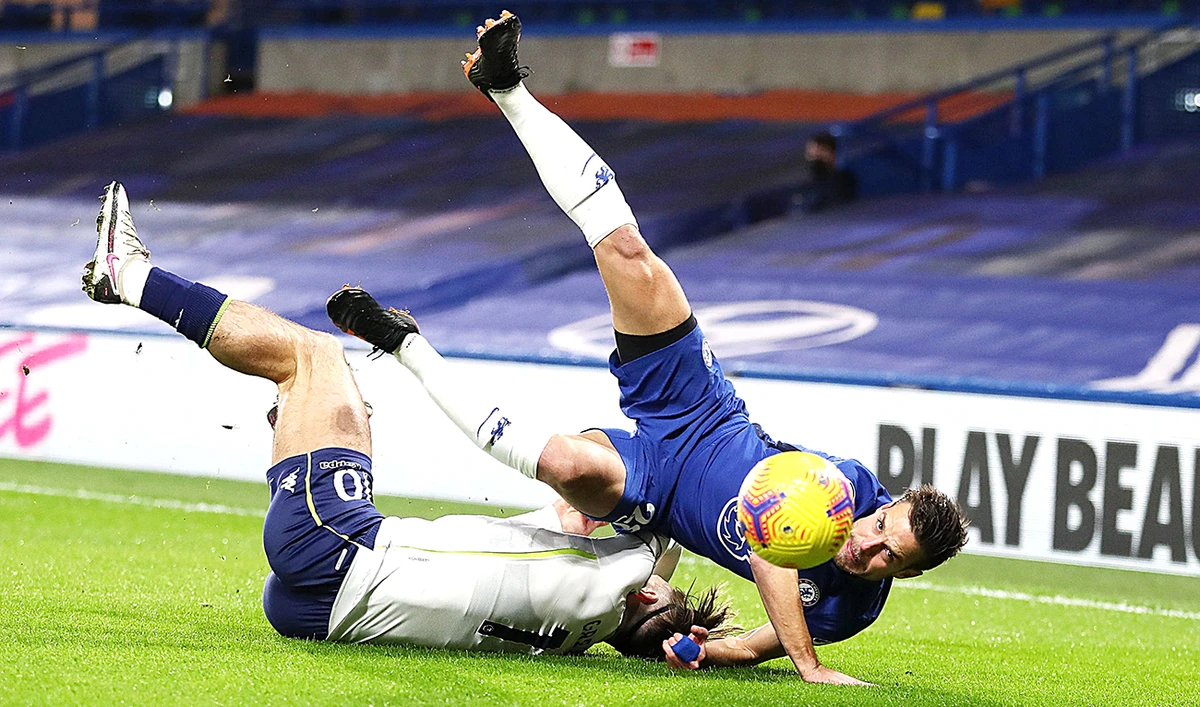 Chelsea’s Spanish defender Cesar Azpilicueta, right, and Aston Villa’s English midfielder Jack Grealish during their Premier League match at Stamford Bridge on Monday. (AFP)