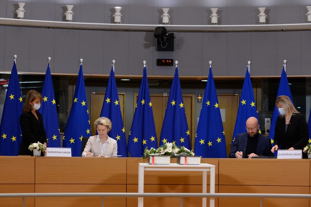 EU chiefs sign post-Brexit UK trade deal