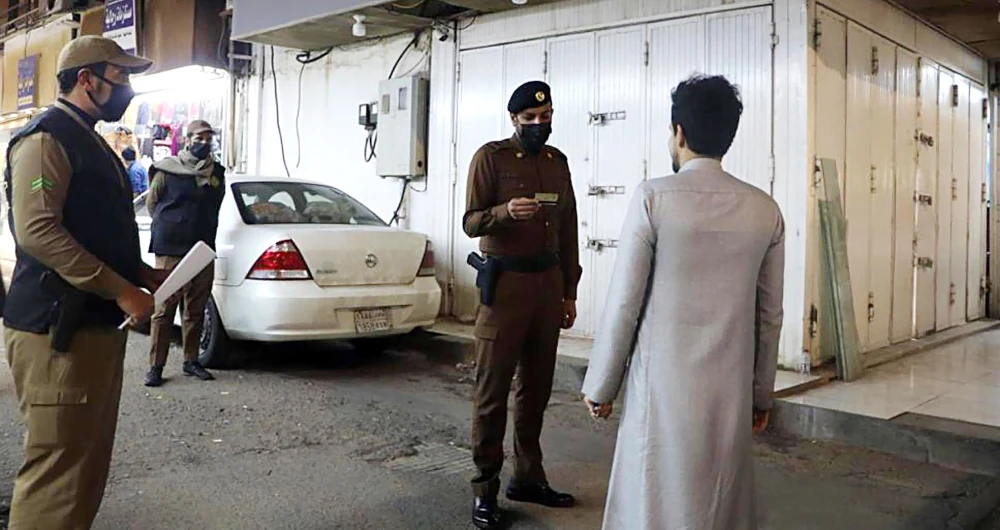 Security services in Hail carried out field inspections to curb violations to coronavirus rules. They ensured that social distancing measures were being followed and that face masks were being worn to stop the spread of COVID-19. The inspections included markets and shops, as well as public places and parks, to ensure that people were complying with precautionary and preventive measures and fine those who were violating them. (SPA)