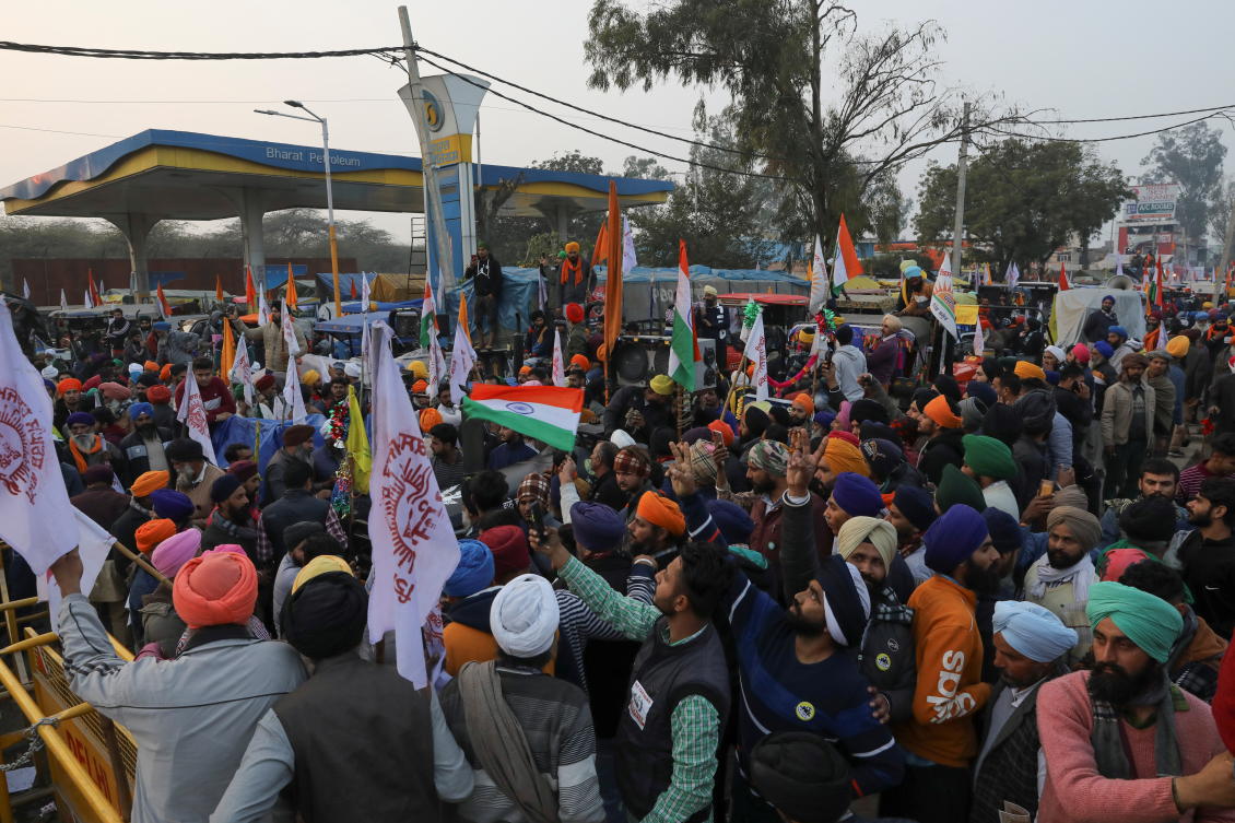Farmers prepare for a rally against the newly passed farm laws ahead of Republic Day at Singhu border near New Delhi, India, January 25, 2021. REUTERS/Anushree Fadnavis