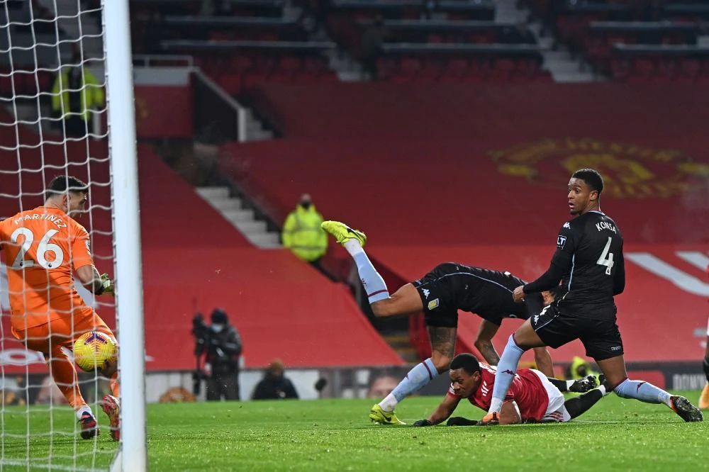 Manchester United's French striker Anthony Martial (2nd R) watches as his header crosses the line for the opening goal during the English Premier League football match between Manchester United and Aston Villa at Old Trafford in Manchester, England, on January 1, 2021. (AFP / POOL / Laurence Griffiths)