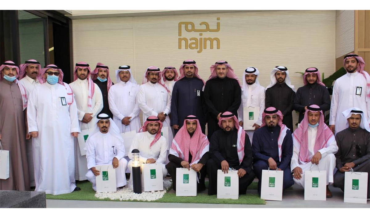 Najm’s CEO Dr. Mohammad Al-Suliman and other officials. The CEO said the company is eager to improve the operational performance of the Saudi motor insurance sector.