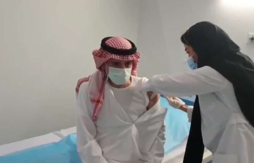 Saudi Minister of State for Foreign Affairs receives first dose of COVID-19 vaccine