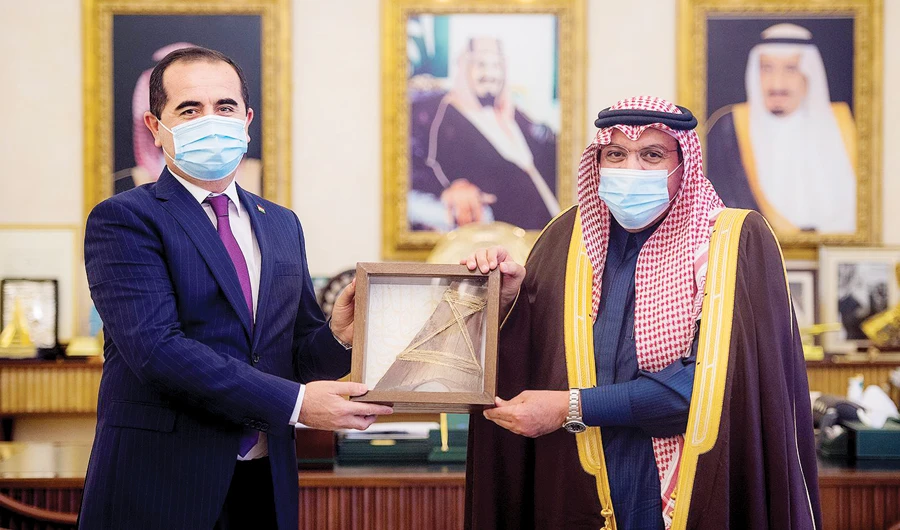 Qassim Gov. Prince Faisal bin Mishaal presents a memento to Tajik Ambassador Akram Karimi at his office in Buraidah on Monday. (SPA)