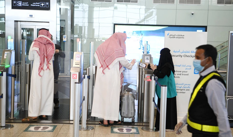 Many expatriates stranded in the UAE are contacting their airlines or going to travel agents and booking seats back to the Kingdom. (AN photo by Basher Saleh)
