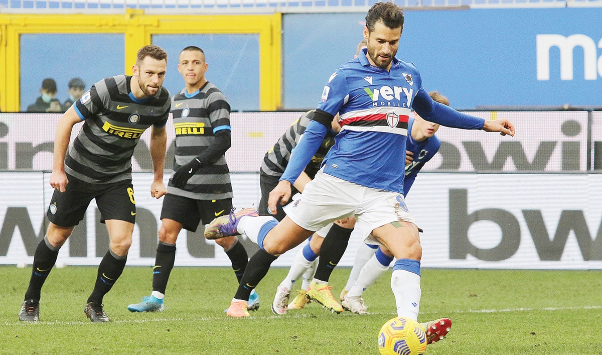 Sampdoria's Antonio Candreva scores on a penalty his side's first goal during the Serie A soccer match between Sampdoria and Inter Milan at the Luigi Ferraris stadium in Genoa, Italy, Wednesday Jan. 6, 2021. (AP)
