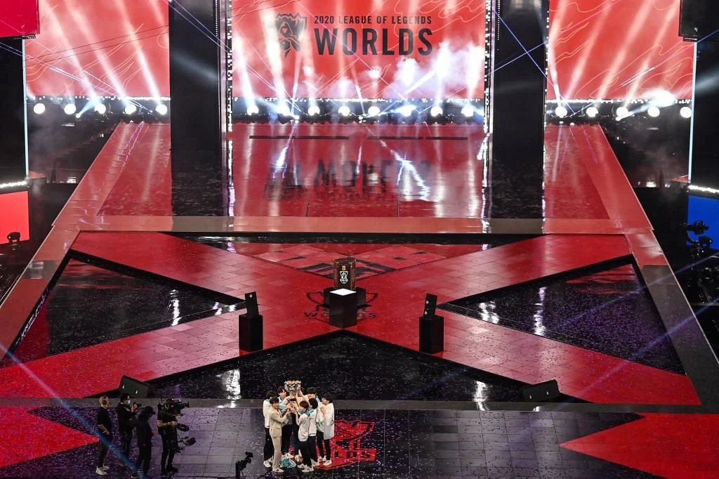 South Korea’s Damwon team celebrate their victory against China’s Suning team during the League of Legends World Video Game Championships final in Shanghai on Oct. 31, 2020. (AFP)