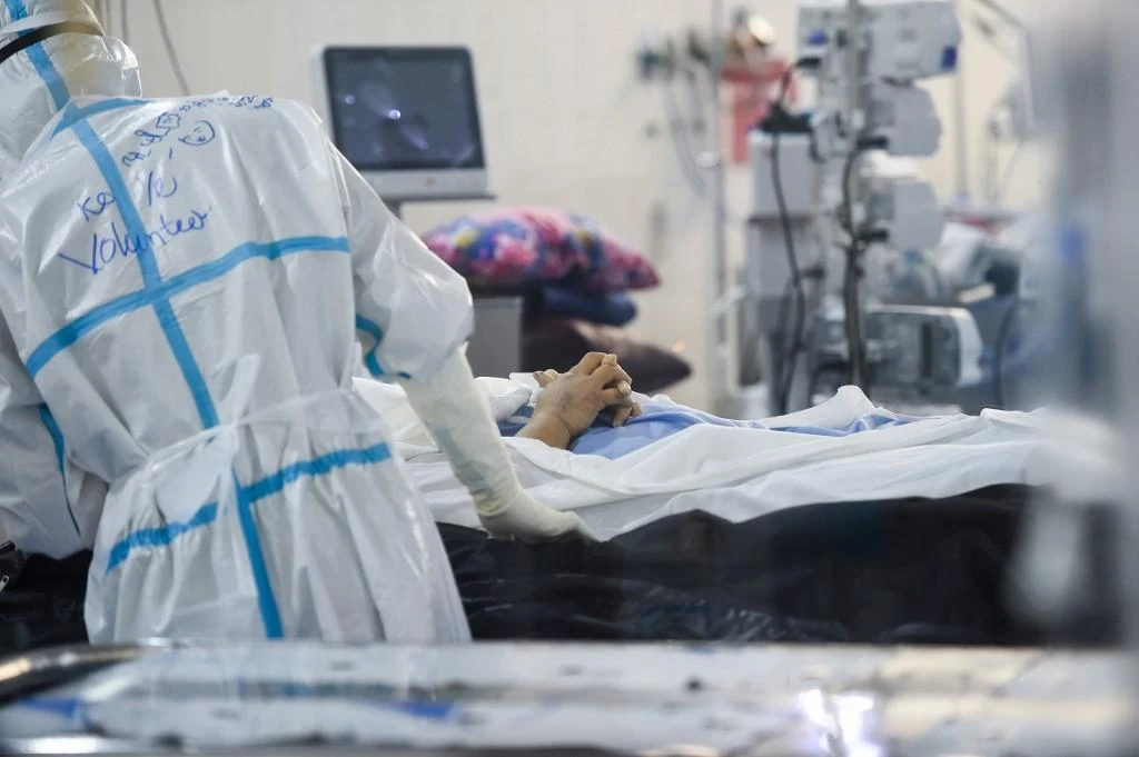 Healthcare workers wearing personal protective equipment (PPE) as they prepare to transfer the body of a person who died from the COVID-19 at Thuwana football stadium in Yangon, Myanmar, on Dec. 19, 2020. (File/AFP)