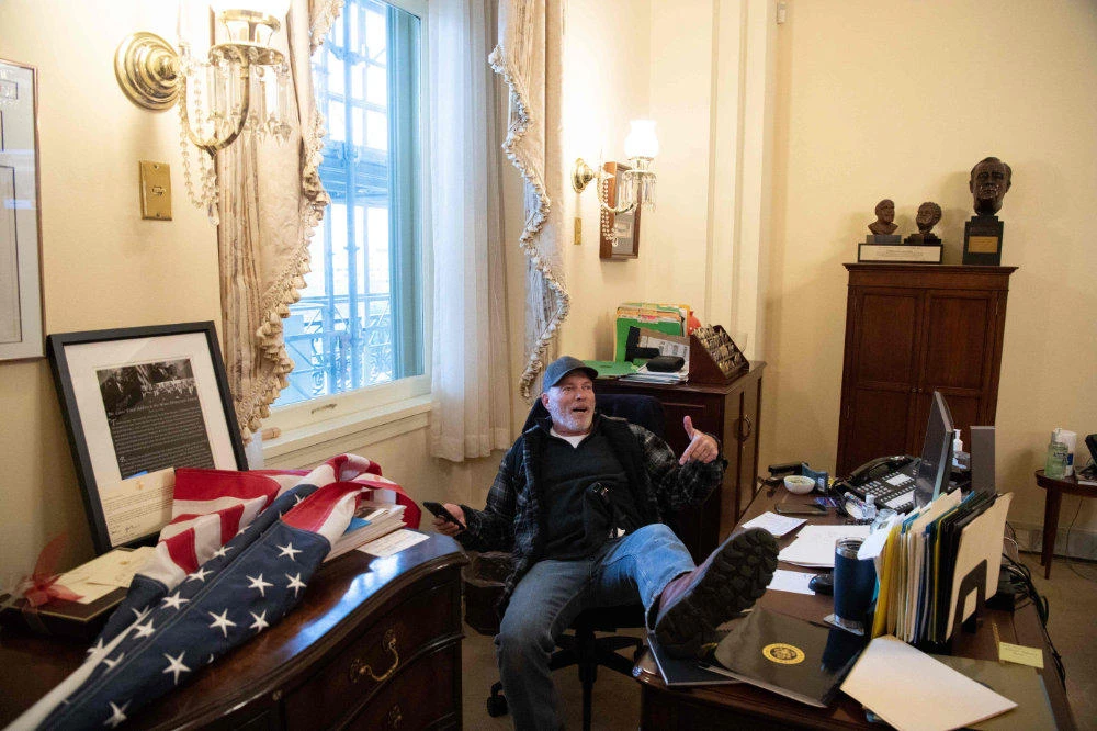 FBI arrests Arkansas man from photo inside Pelosi’s office