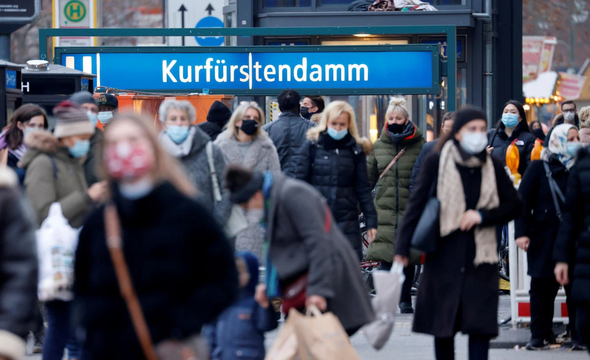 People with protective face masks walk at Kurfurstendamm shopping boulevard, amid the coronavirus disease (COVID-19) outbreak in Berlin, Germany, December 5, 2020. (Reuters)