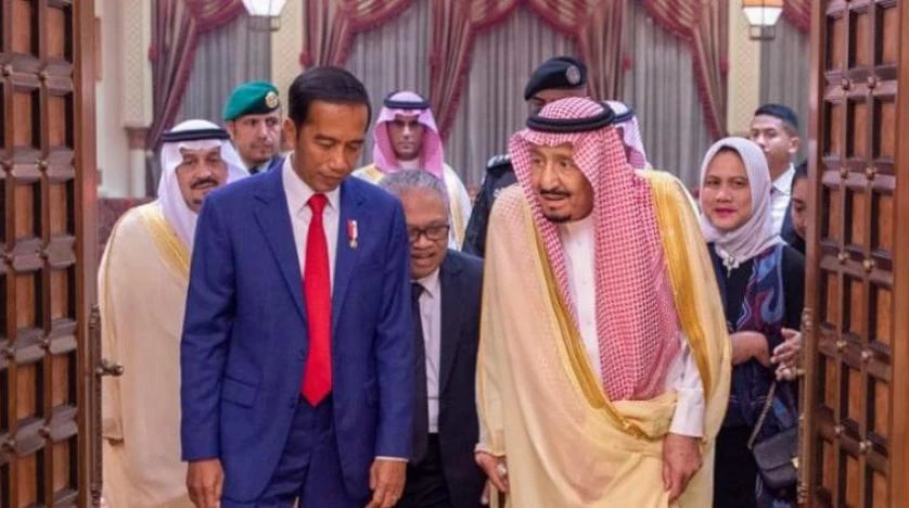 Saudi Arabia’s King Salman (R) and Crown Prince Mohammed bin Salman sent cables of condolences to Indonesian President Joko Widodo (L) over the disappearance of a Sriwijaya Air flight with 62 people on board on Jan. 9, 2021. (File/SPA)