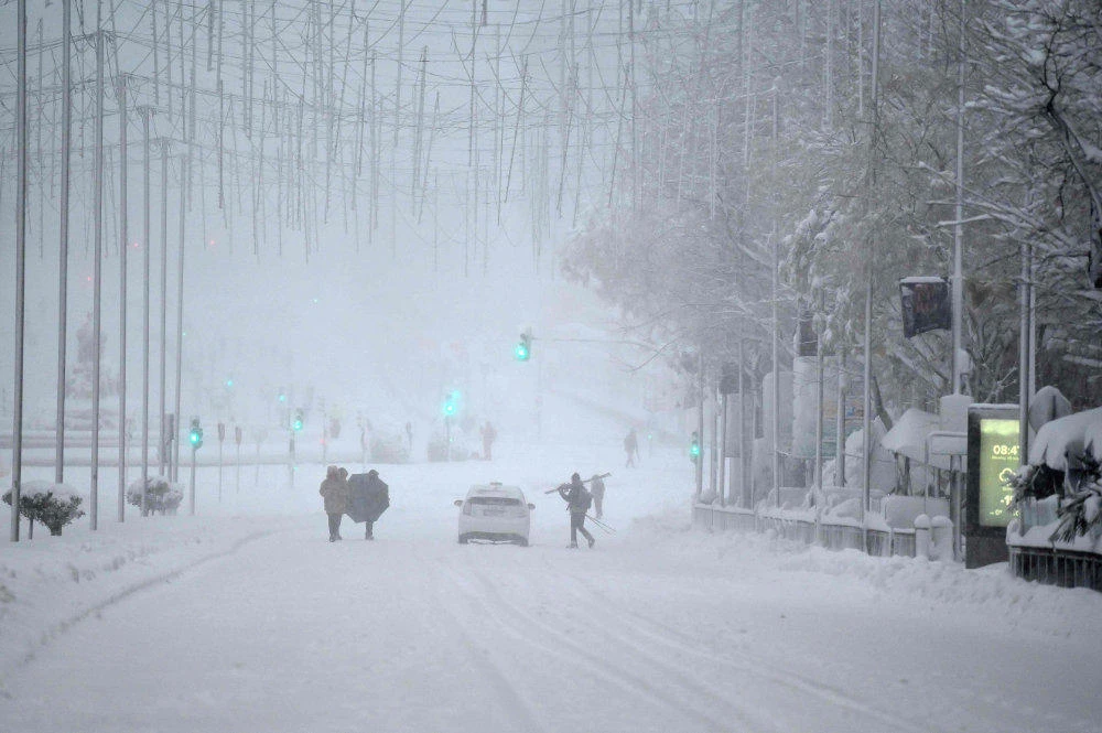 Unusual snow kills 4, brings much of Spain to a standstill