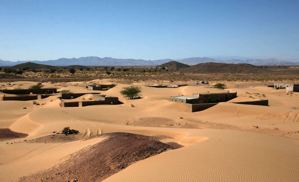 This picture taken on December 31, 2020, shows abandoned houses in the Omani village of Wadi al-Murr, about 400 km southwest of the capital Muscat. (AFP / MOHAMMED MAHJOUB)
