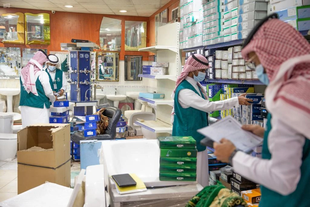Saudi Arabia’s Ministry of Commerce said it carried out 3,244 inspections on markets, centers, shops and outlets in all regions of the Kingdom from Dec. 31 to Jan. 7, to check that commercial establishments were adhering to coronavirus prophylactic measures. (File/SPA)