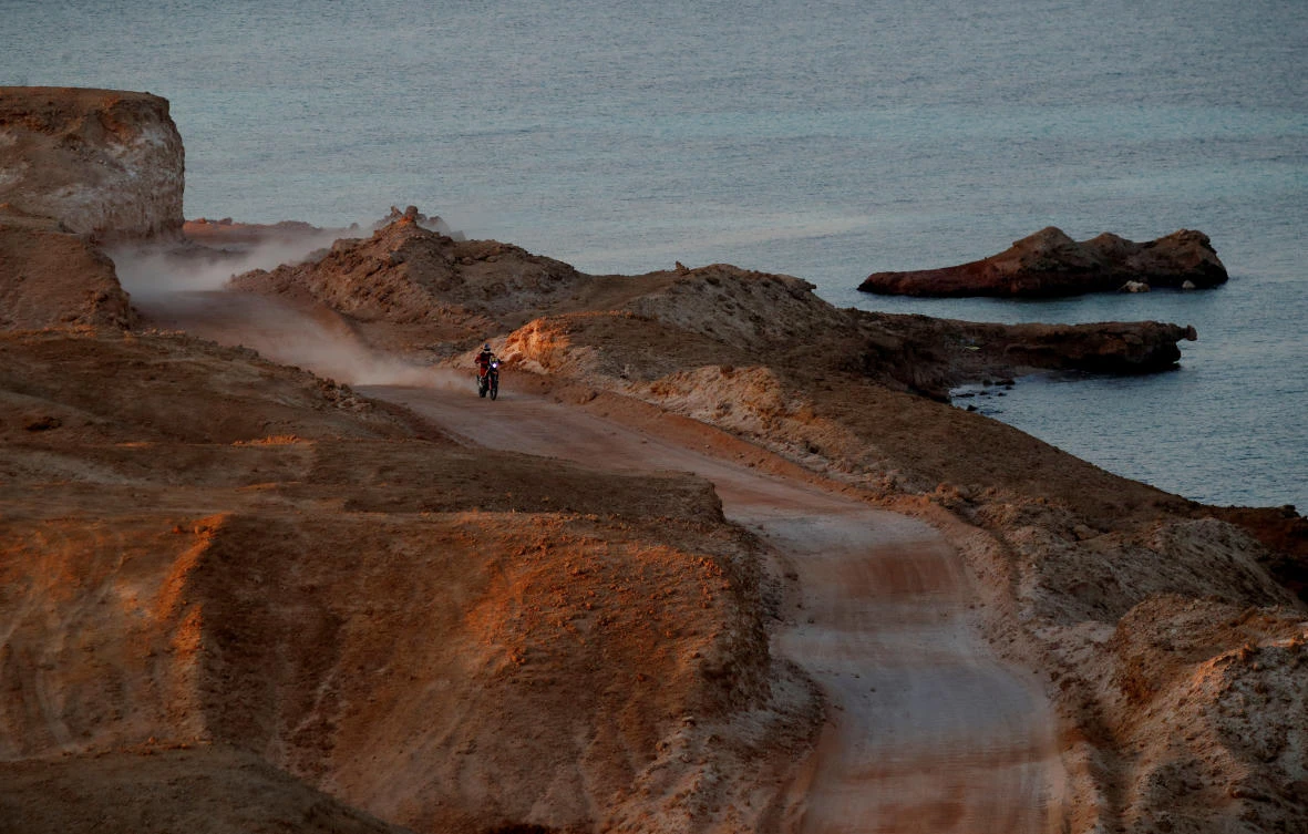 Australia’s Toby Price crashes out of perilous Dakar at NEOM