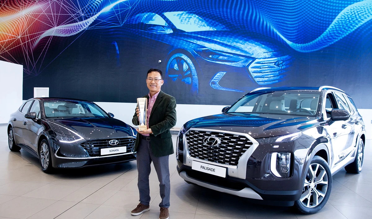 Bang Sun Jeong, vice president, head of Middle East and Africa operations, Hyundai, poses with the award-winning Hyundai 2020 Palisade and Sonata models.
