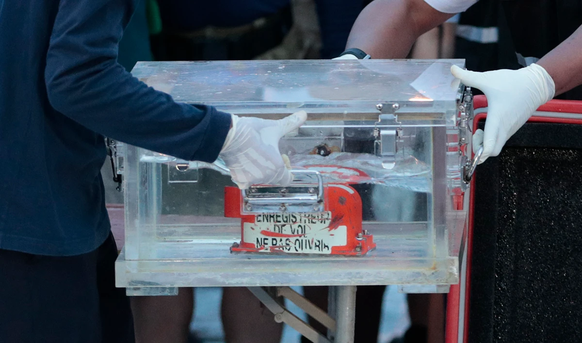 Indonesian divers recover flight data recorders from crashed jet