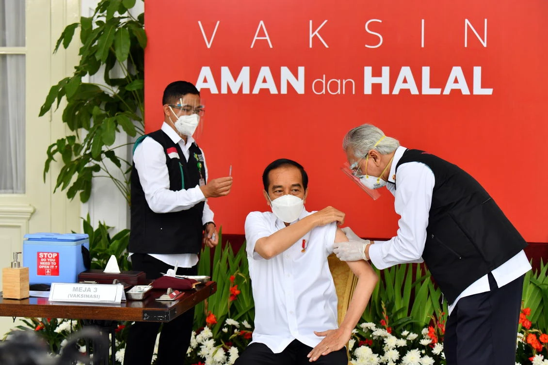Indonesian President Joko Widodo receives a shot of COVID-19 vaccine at the Merdeka Palace in Jakarta on Jan. 13, 2021. (Indonesian Presidential Palace via Reuters)