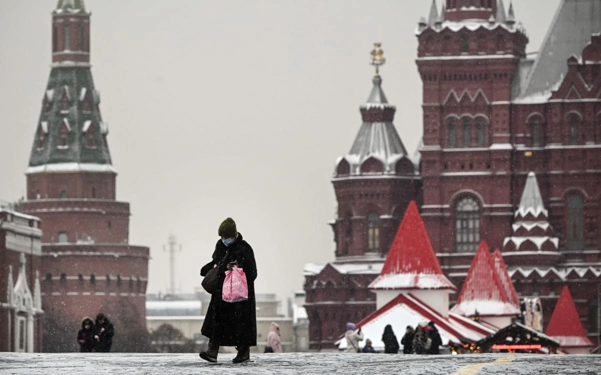 A woman wearing a face mask walks along Red Square in central Moscow on January 12, 2021, amid the crisis linked with the Covid-19 pandemic caused by the novel coronavirus. Russia confirmed 22,934 new daily Covid-19 cases including 5,001 in Moscow. (AFP)