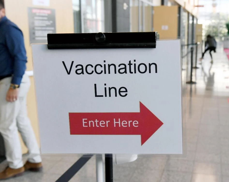 Only a total of 33 percent American are happy to be vaccinated as soon as possible. Above, a vaccination queue in Las Vegas, Nevada on Jan. 12, 2021. (AFP file photo)