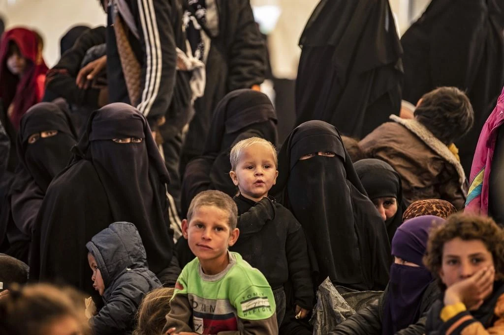 Individuals wait to leave the Kurdish-run Al-Hol camp, which holds relatives of alleged Daesh fighters, in the Syrian northeastern Al-Hasakeh governorate on Dec. 10, 2020. (File/AFP)