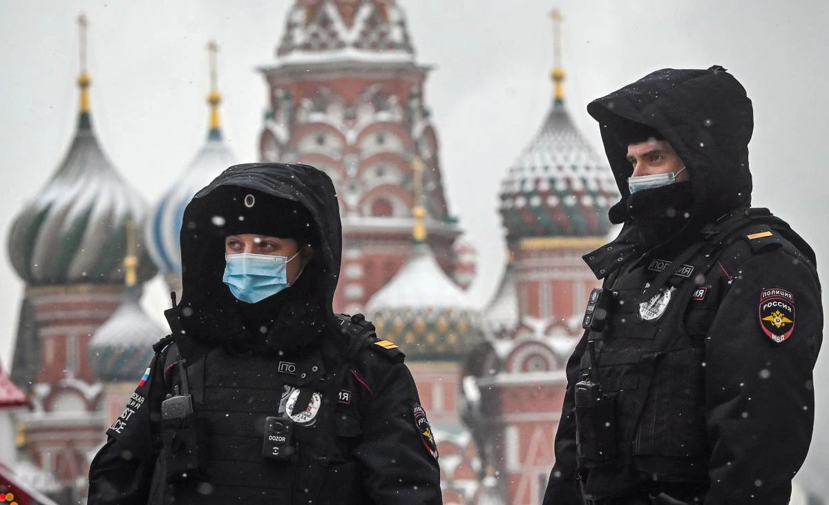 Russian police officers wearing face masks walk along Red Square in front of St. Basil’s cathedral in central Moscow on January 12, 2021, amid the crisis linked with the Covid-19 pandemic caused by the novel coronavirus. Russia confirmed 22,934 new daily Covid-19 cases including 5,001 in Moscow. (AFP)
