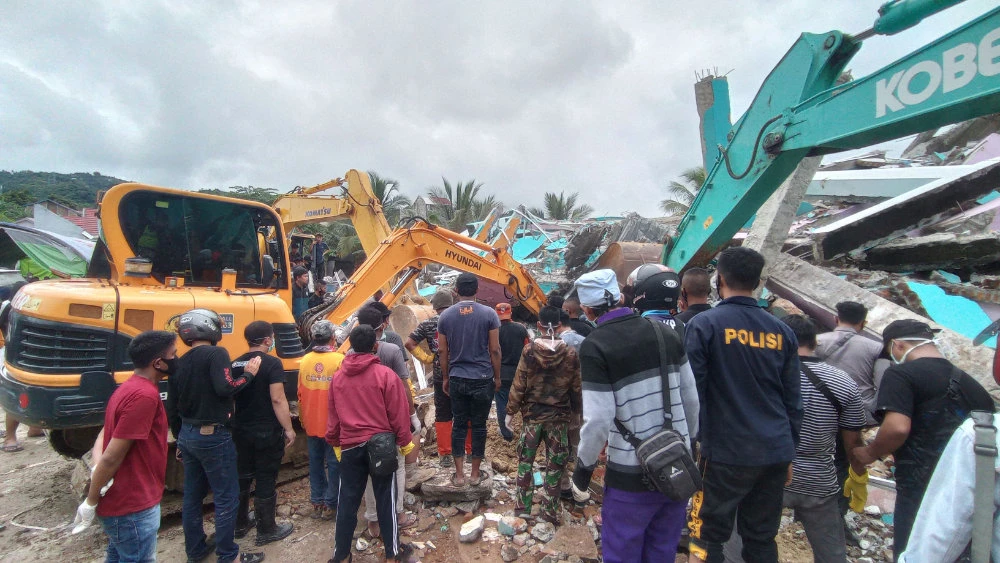 Powerful Indonesia quake kills at least 42, topples buildings