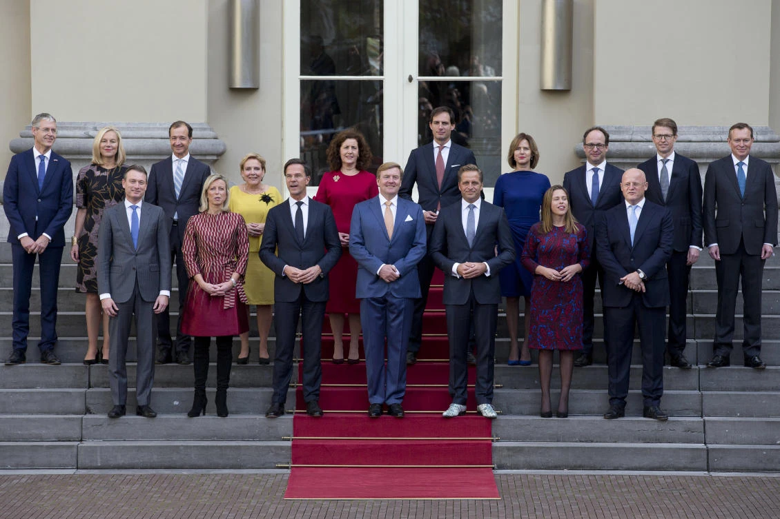 PM Mark Rute, center left, and Dutch King Willem-Alexander, center, with ministers of the new Dutch government on the steps of Royal Palace Noordeinde in The Hague, Netherlands, Oct. 26, 2017. (AP Photo)